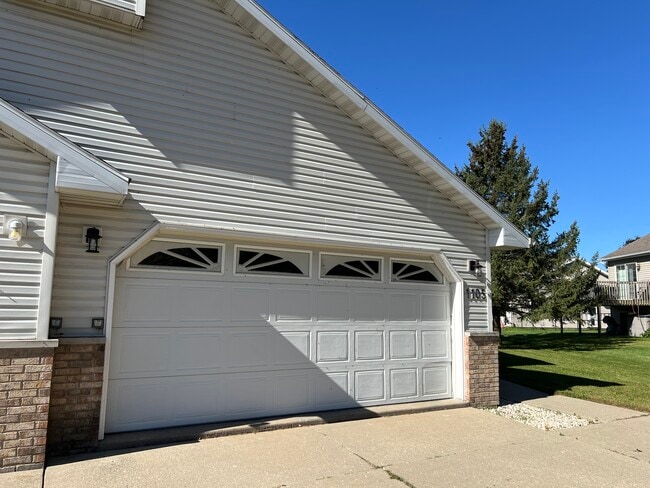 1105 Heritage Ct in Edgerton, WI - Building Photo - Building Photo
