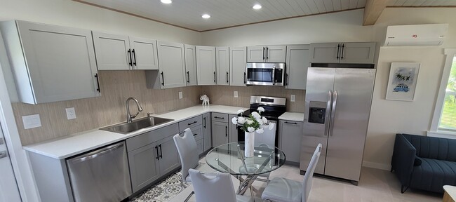 3420 Ash St in Punta Gorda, FL - Foto de edificio - Building Photo