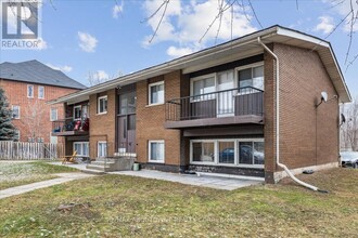 2350-2350 Queensway Dr in Burlington, ON - Building Photo - Building Photo