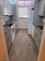 4900 Biscayne Dr in Naples, FL - Building Photo