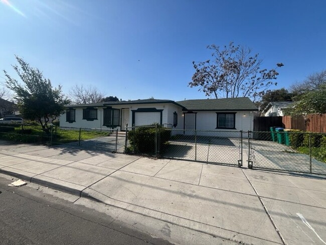 1045 S American St in Stockton, CA - Building Photo - Building Photo