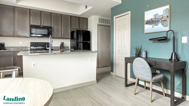 4985 Eastwood Greens St, Unit 11-301 in Ft. Myers, FL - Foto de edificio - Building Photo