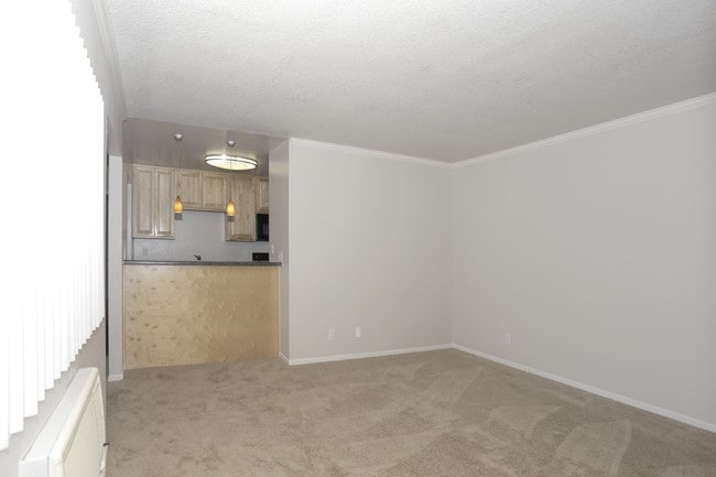 Sofi Laguna Hills in Laguna Hills, CA - Foto de edificio - Interior Photo