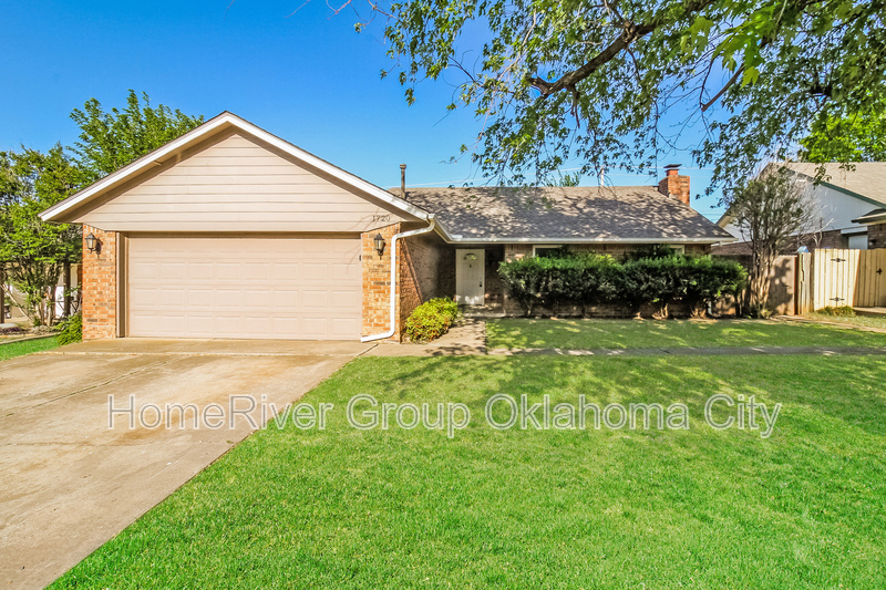 1720 Ridgeway Dr in Yukon, OK - Building Photo