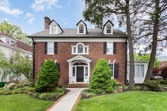 210 S College St in Carlisle, PA - Foto de edificio - Building Photo