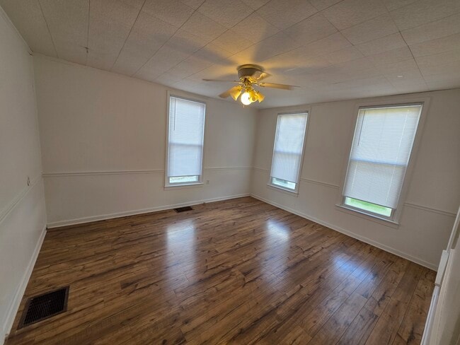1020 S Locust St in Carlinville, IL - Building Photo - Building Photo