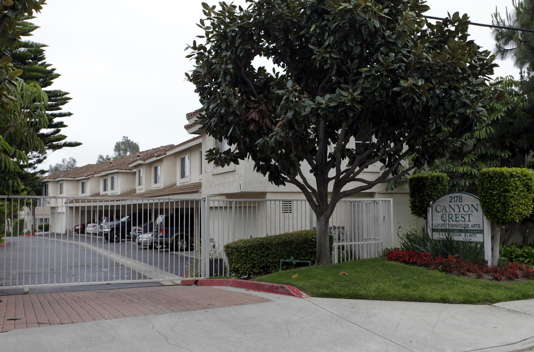 Canyon Crest Townhomes in Costa Mesa, CA - Foto de edificio