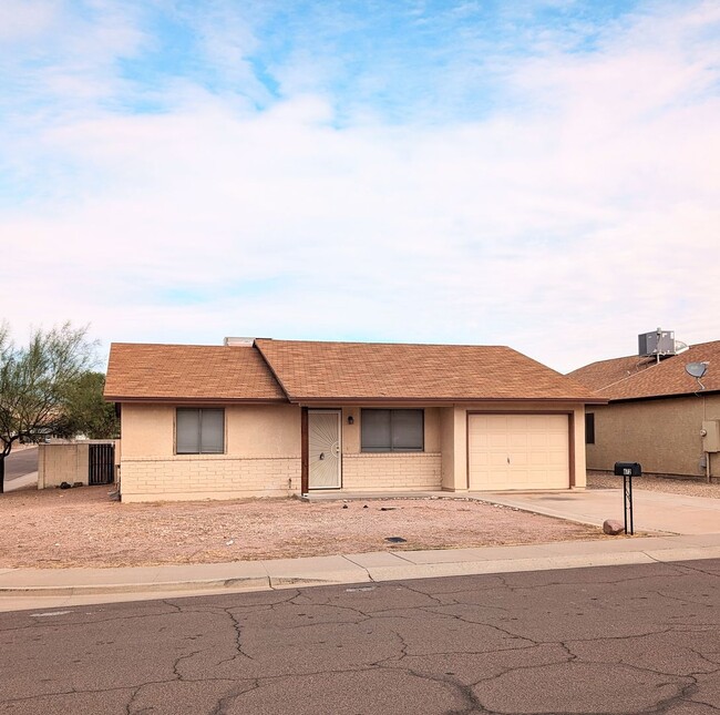 672 W Datil Ave in Apache Junction, AZ - Foto de edificio - Building Photo