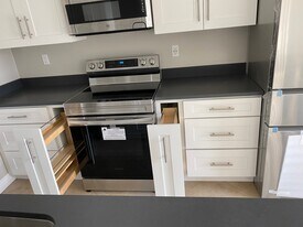 607 N Irena Ave, Unit 202 in Redondo Beach, CA - Building Photo