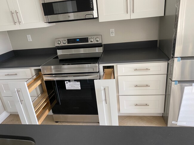 607 N Irena Ave, Unit 202
