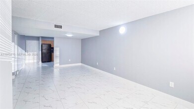 6045 NW 186th St in Hialeah, FL - Foto de edificio - Building Photo