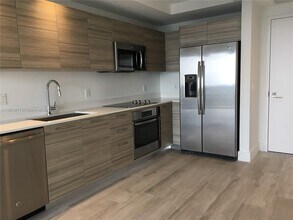 121 NE 34th St, Unit 1410 in Miami, FL - Foto de edificio - Building Photo