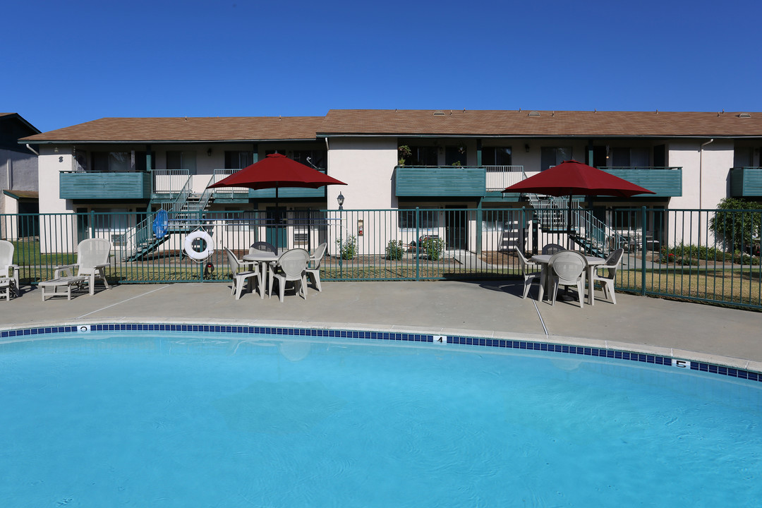 Whispering Pines Apartments in Escondido, CA - Foto de edificio