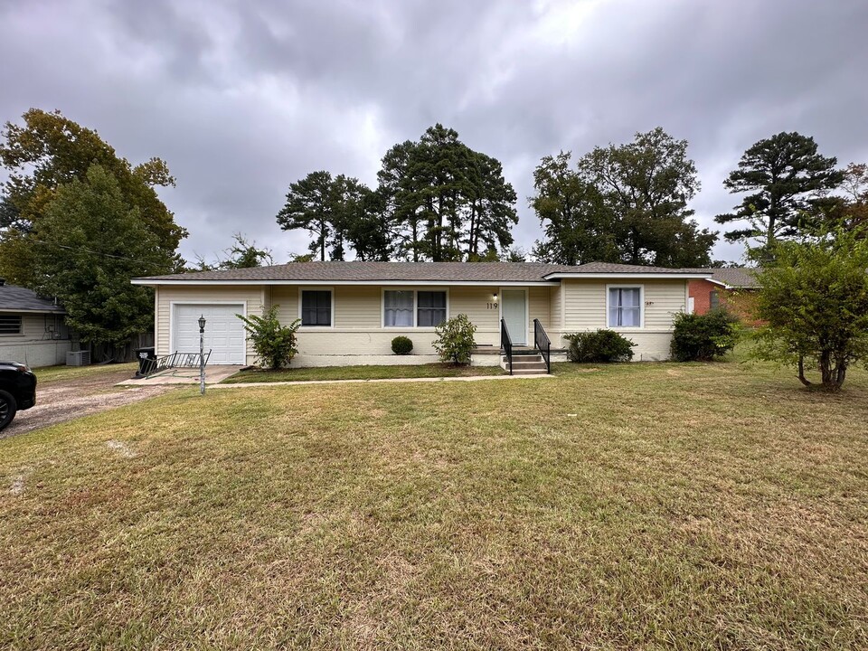 119 E Hoyt Dr in Longview, TX - Building Photo