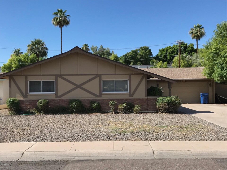 221 E Ellis Dr in Tempe, AZ - Building Photo