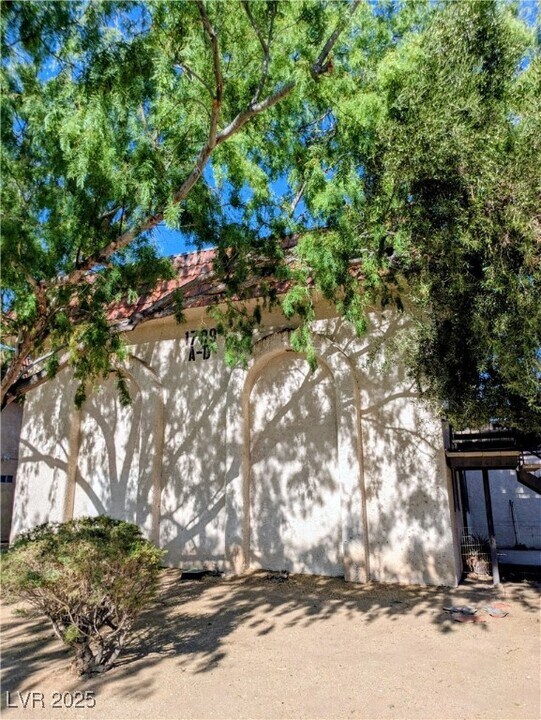 1709 Cordoba Ln in Las Vegas, NV - Building Photo