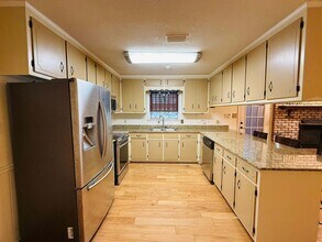 814 Pinemont Dr in Mobile, AL - Building Photo - Building Photo