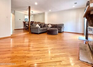 571 Manchester Pl in Morganville, NJ - Foto de edificio - Building Photo