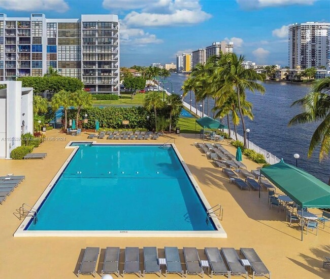 1000 Parkview Dr, Unit 626 in Hallandale Beach, FL - Foto de edificio - Building Photo