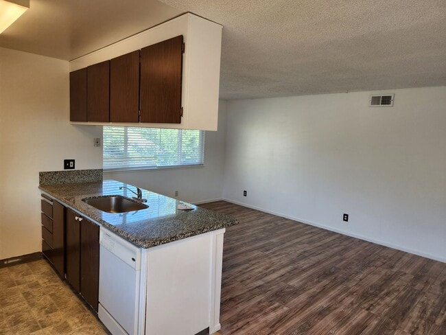 225 Harding Blvd in Roseville, CA - Building Photo - Building Photo