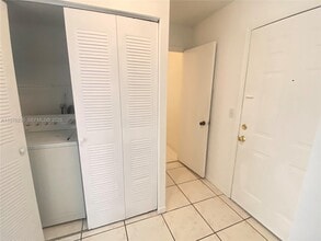 6245 SW Kendale Lakes Cir in Miami, FL - Building Photo - Building Photo