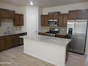 561 Oakmont in El Paso, TX - Building Photo - Building Photo