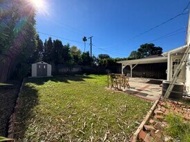 18020 Collins St in Encino, CA - Building Photo