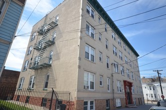 233-239 Beacon Ave in Jersey City, NJ - Foto de edificio - Building Photo