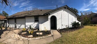 15427 Blackhawk Blvd in Friendswood, TX - Building Photo