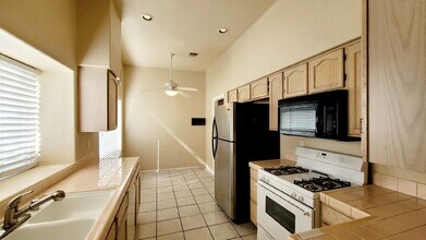 7524 Holloran Ct in Las Vegas, NV - Building Photo - Building Photo