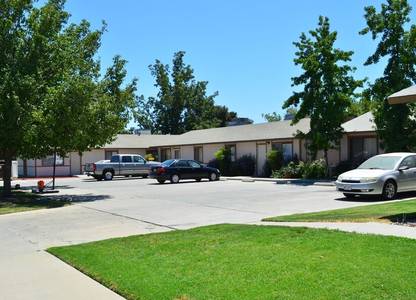 Railroad Apartments in Hanford, CA - Building Photo