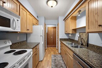 2220 Midland Grove Rd, Unit 302 in Roseville, MN - Building Photo - Building Photo