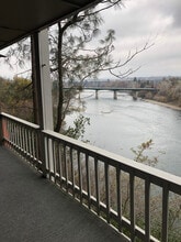1046 Continental St, Unit 4 in Redding, CA - Building Photo - Building Photo