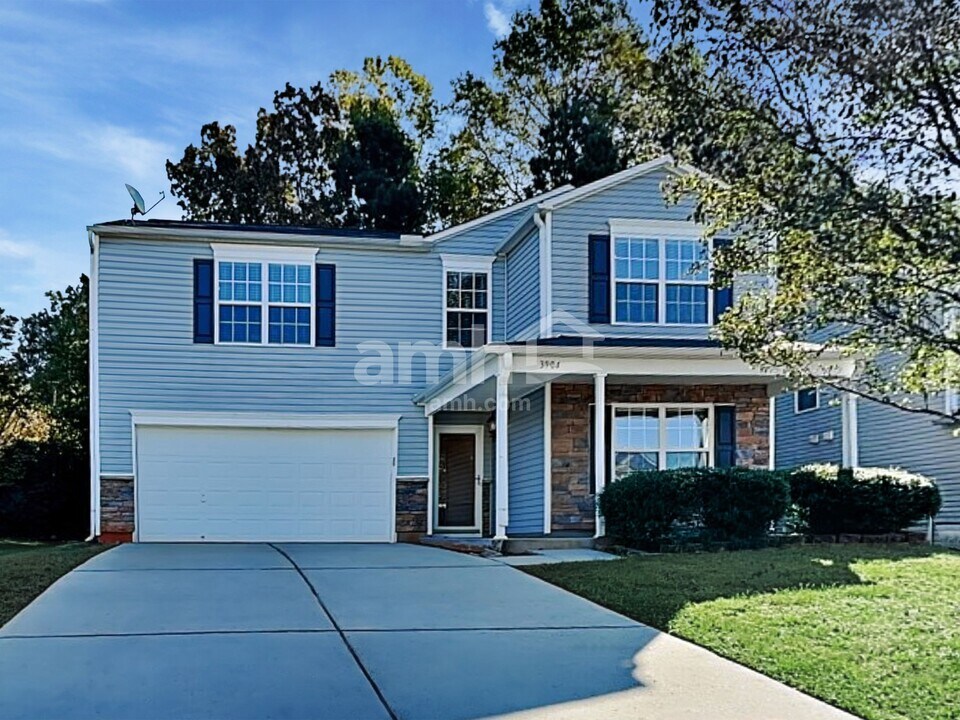 3904 Edgewood Terrace Rd in Greensboro, NC - Foto de edificio