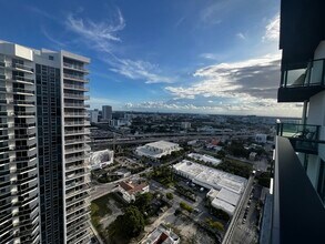 1344 NE Miami Ct, Unit B2 in Miami, FL - Foto de edificio - Building Photo