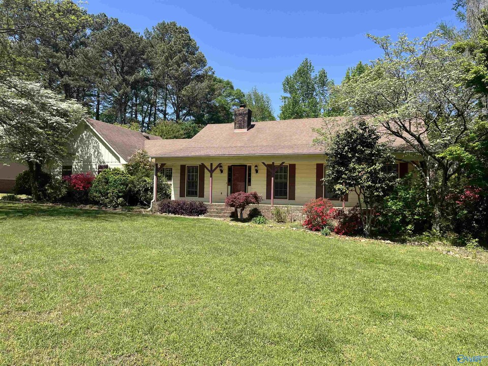 103 SE Catherine Dr in Owens Cross Roads, AL - Foto de edificio