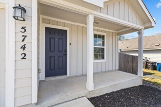 5742 Sunset Point in San Antonio, TX - Building Photo - Building Photo