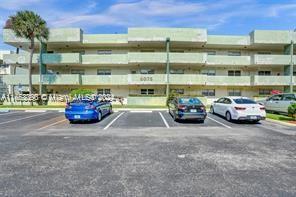 6075 N Sabal Palm Blvd in Tamarac, FL - Foto de edificio - Building Photo