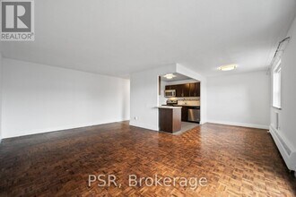 2300 Marine Dr in Oakville, ON - Building Photo - Building Photo