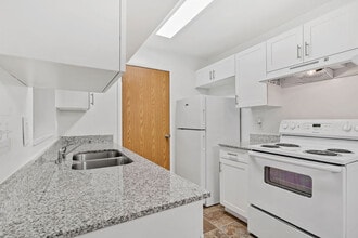 Lincoln Park Apartments in Taylorsville, UT - Foto de edificio - Building Photo