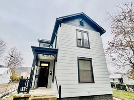4932 Roanoke St in Cincinnati, OH - Building Photo