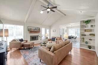 607 Shenandoah Dr in Shenandoah, TX - Foto de edificio - Building Photo