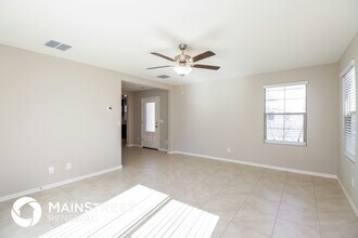 8221 W Albeniz Pl in Phoenix, AZ - Foto de edificio - Building Photo