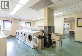 150 Park St W in Windsor, ON - Foto de edificio - Building Photo