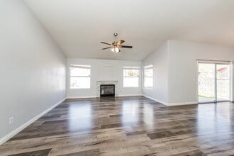 704 Colonnade Row Dr, Unit Upper in North Las Vegas, NV - Building Photo - Building Photo