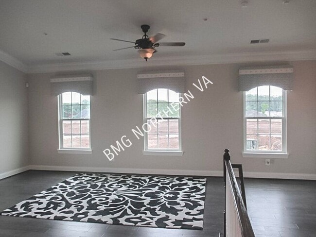 24688 Hutchinson Farm Dr in Sterling, VA - Building Photo - Building Photo