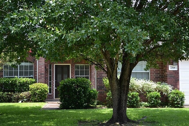 2318 Waterwood Dr in Sugar Land, TX - Foto de edificio - Building Photo
