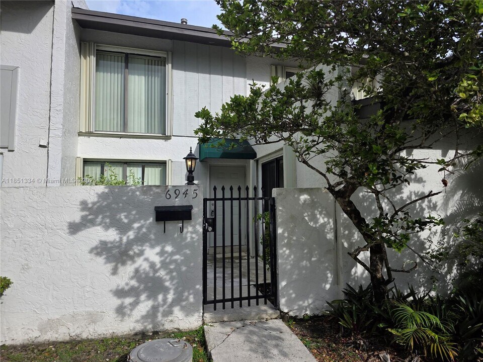 6945 SW 111th Ct in Miami, FL - Building Photo