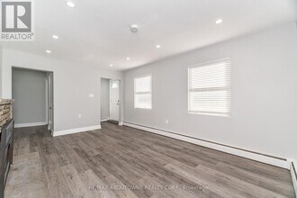 2077 Leighland Rd in Burlington, ON - Building Photo - Building Photo