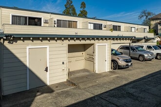 Olympic Apartments in Santa Rosa, CA - Foto de edificio - Building Photo